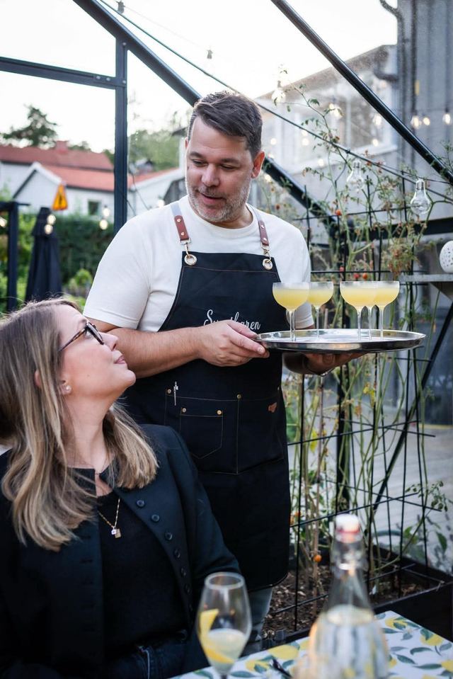 Andra serveringen bärs fram till bordet