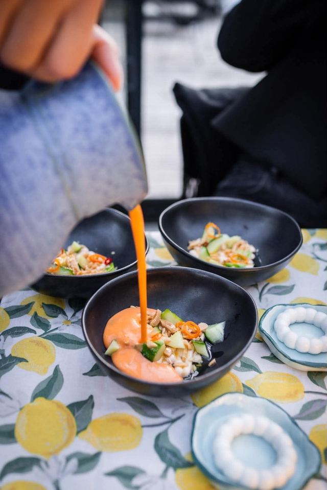 Gazpacho hälls upp över skålarna