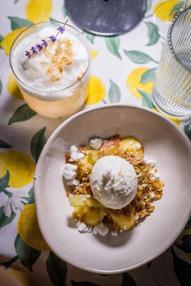 Rabarber-desserten med havre, glass och lemoncurd