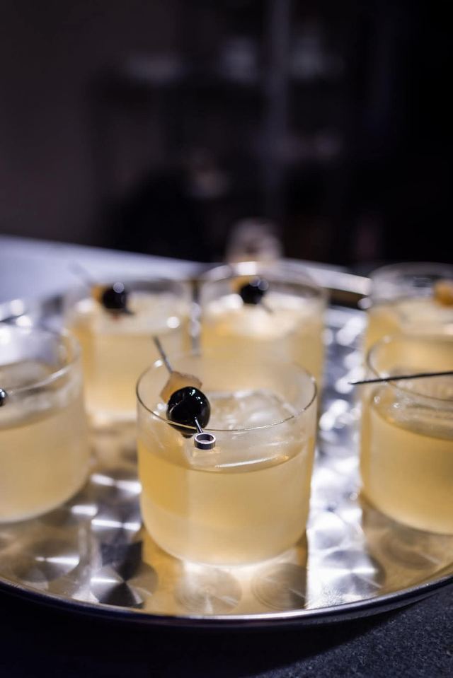 Rum Milk Punch på bricka, redo att serveras